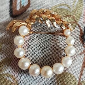 MARVELLA Vintage Faux Pearl Round Circle Door Wreath Gold Tone Leaves Brooch EUC